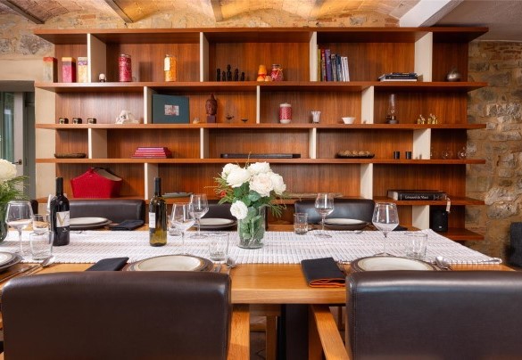The elegant dining room is connected to the kitchen – Cinque Cipressi