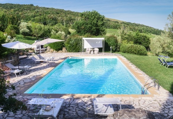 La piscina dista circa 20 m dal casale e si raggiunge in pochi passi dal porticato e poi attraverso una gradinata – Cinque Cipressi