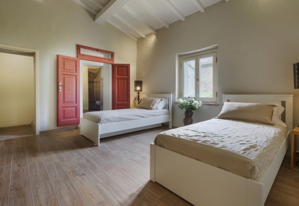 Camera doppia con bagno con doccia e vasca en suite al primo piano - Cinque Cipressi