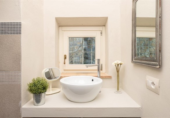 En suite bathroom with shower and tub n.3 to twin bedrooms n.3 – Cinque Cipressi