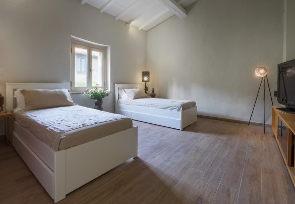 Camera doppia con bagno con doccia e vasca en suite al primo piano - Cinque Cipressi