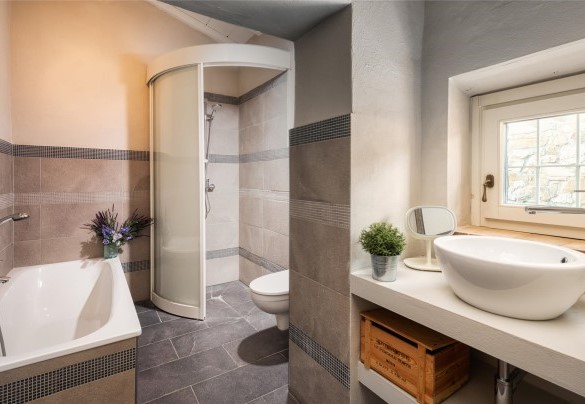 En suite bathroom with shower and tub n.3 to twin bedrooms n.3 – Cinque Cipressi