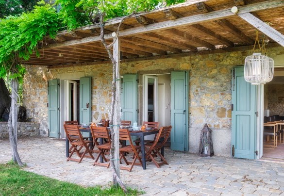 Lo spazioso portico all’uscita della cucina e del soggiorno – Cinque Cipressi