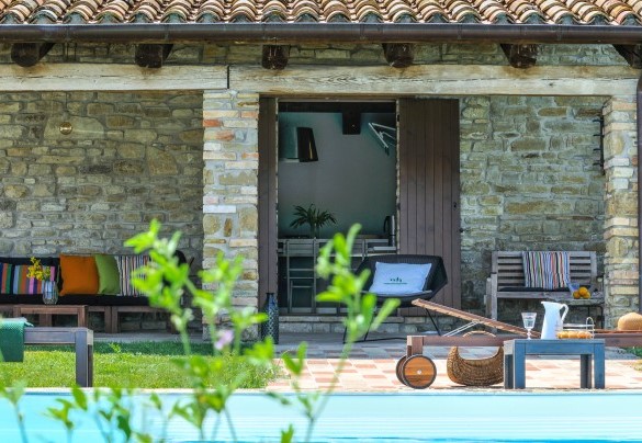 La piscina a pochi passi dal portico  - Col di Luce