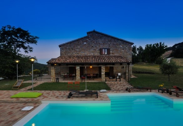 Atmosfera serale, facciata anteriore e piscina con gradinata di ingresso - Col di Luce