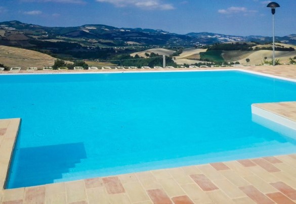 La piscina misura 6 x 12 m ed è profonda 1,5 m - Col di Luce