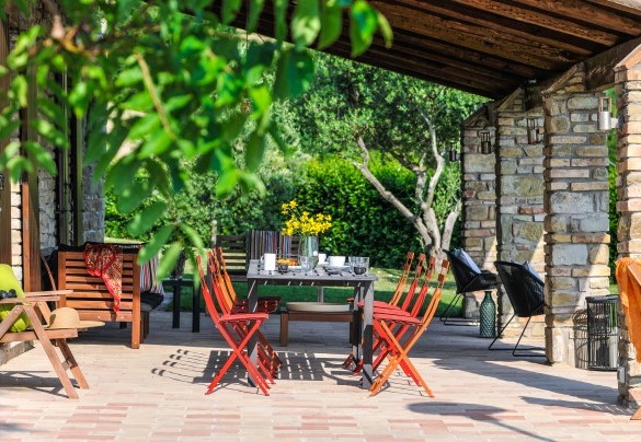 L'ampio portico con tavolo da pranzo e divano - Col di Luce