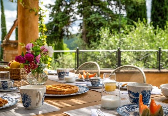 Dettaglio del tavolo preparato per colazioni all'aperto - Colle Calzolaro