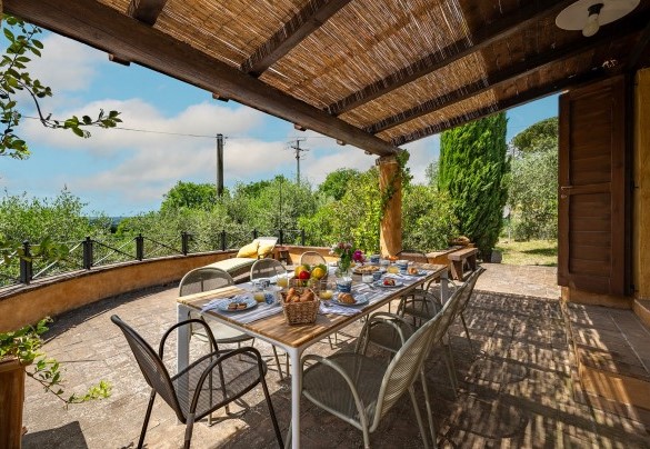 Il terrazzo arredato al primo piano - Colle Calzolaro