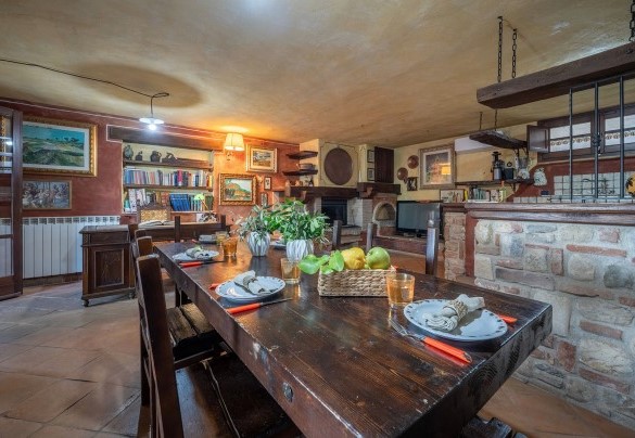 L’area living al piano terra attrezzato con tavolo e angolo cottura - Colle Calzolaro