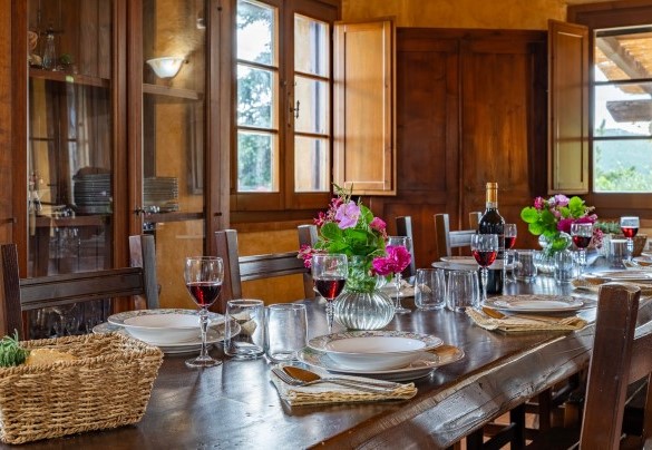 Il tavolo imbandito per un pranzo in compagnia - Colle Calzolaro