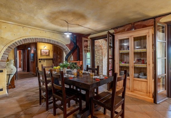 L’area living al piano terra con tavolo e sedie per 6 persone - Colle Calzolaro
