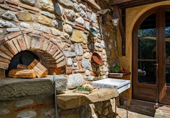 Il forno a legna in zona piscina - Colle Calzolaro  