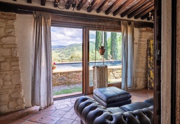 La veranda con divano e accesso alla zona piscina - Colle Calzolaro