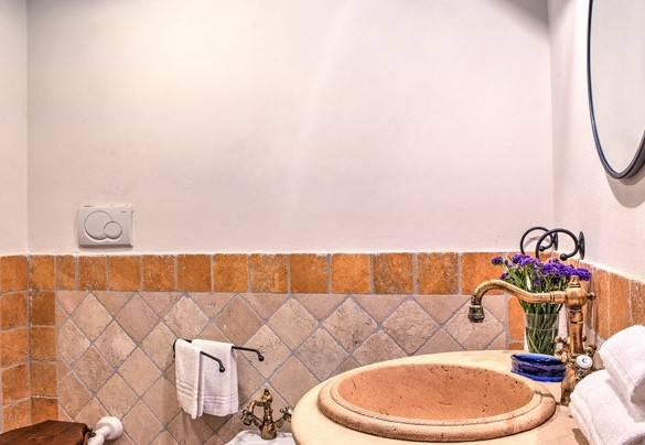 Il moderno bagno al piano terra - Colle Del Sole