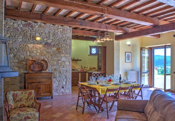 L'ampio soggiorno con tavolo da pranzo - Colle Del Sole