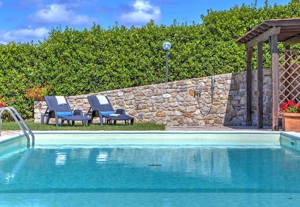 La piscina è dotata di doccia esterna con acqua calda e fredda - Colle Del Sole