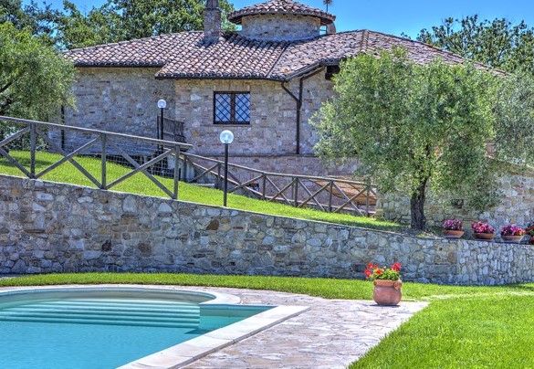 Il bordo piscina in pietra e la scala romana permettono l'accesso alla piscina - Colle Del Sole