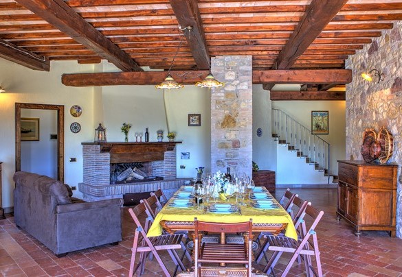 L'ampio soggiorno con tavolo da pranzo - Colle Del Sole