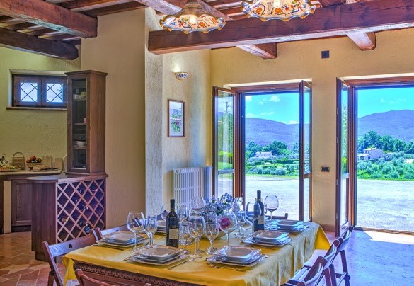 L'ampio soggiorno con tavolo da pranzo - Colle Del Sole