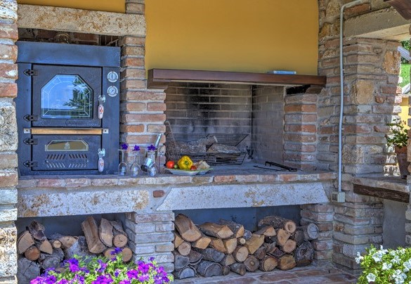 La cucina esterna con forno e bbq in muratura - Colle Del Sole
