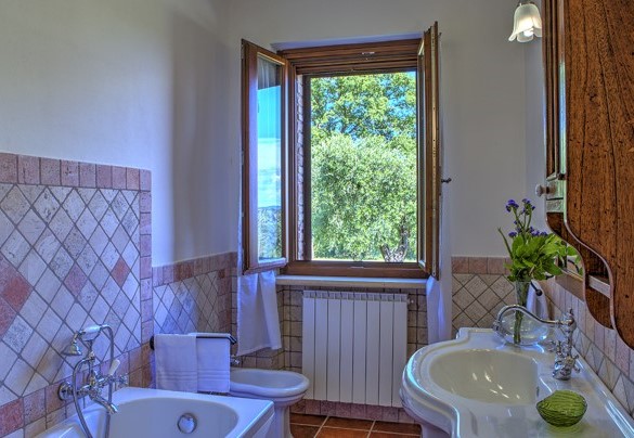 Il bagno con vasca al primo piano - Colle Del Sole