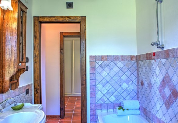 Il bagno con vasca al primo piano - Colle Del Sole