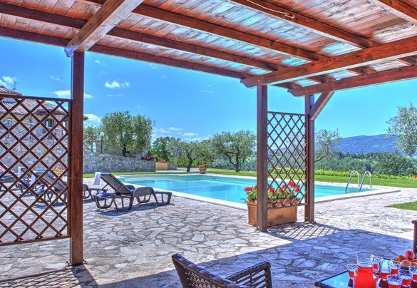 La zona relax sotto il gazebo in legno - Colle Del Sole