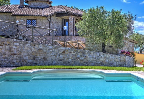Il bordo piscina in pietra e la scala romana permettono l'accesso alla piscina - Colle Del Sole
