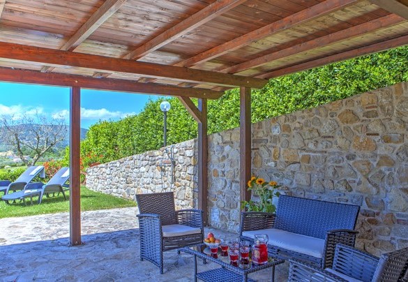 La zona relax sotto il gazebo in legno - Colle Del Sole
