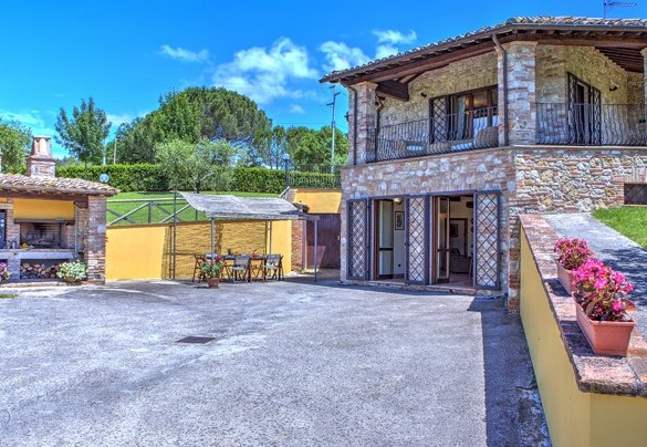 L'ampio cortile interno - Colle Del Sole