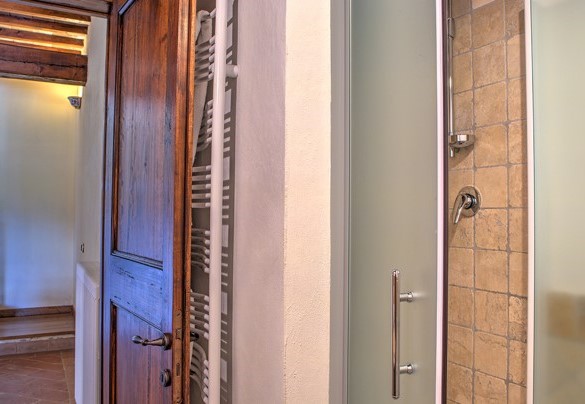 Il moderno bagno al piano terra - Colle Del Sole