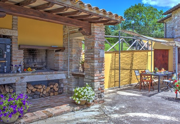 La cucina esterna con forno e bbq in muratura - Colle Del Sole