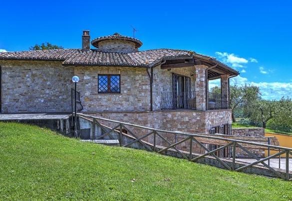 Una collina collega i vari piani della piscina - Colle Del Sole