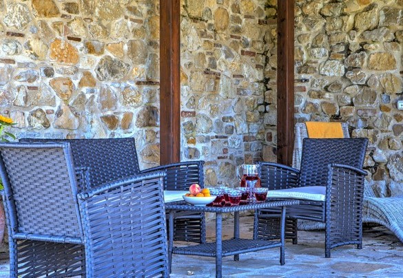 La zona relax sotto il gazebo in legno - Colle Del Sole