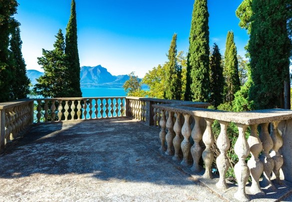 The private garden, very well kept and all on one level, is bordered by scented flowers.  - Corazza