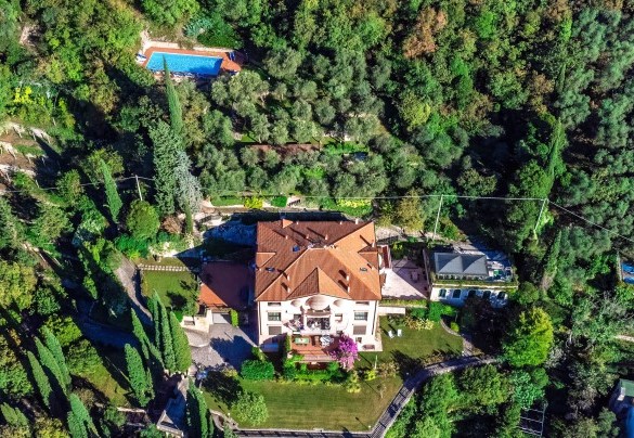 The apartment of “Villa Corazza” is immersed in a typical, elegant and romantic landscape characteristic of the Villas on the Lake of Garda - Corazza