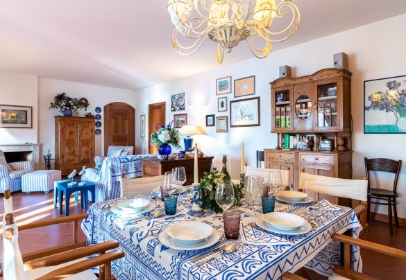  The large and bright living room overlooks the porch - Corazza
