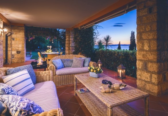 The porch is equipped with sofas, a bench, a side table and a beautiful ceramic table with chairs: It’s the ideal place to eat outside enjoying the view of the lake - Corazza
