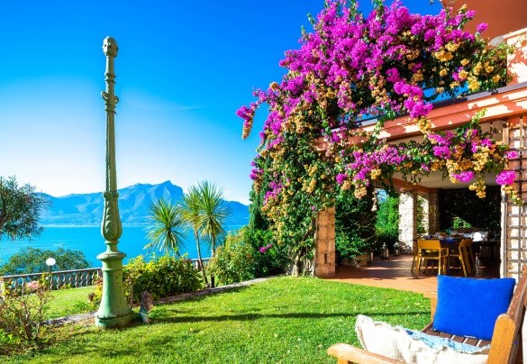 The private garden, very well kept and all on one level, is bordered by scented flowers.  - Corazza