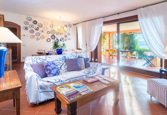Bright living room with windows overlooking the porch - Corazza