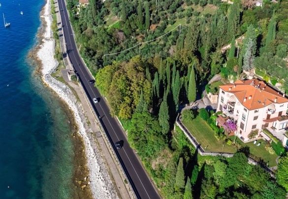 The typical, elegant and romantic landscape characteristic of the Villas on the Lake of Garda - Corazza