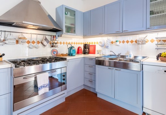 The large kitchen is well equipped with everything you need - Corazza