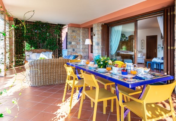  The outdoor dining area is set up under the porch - Corazza