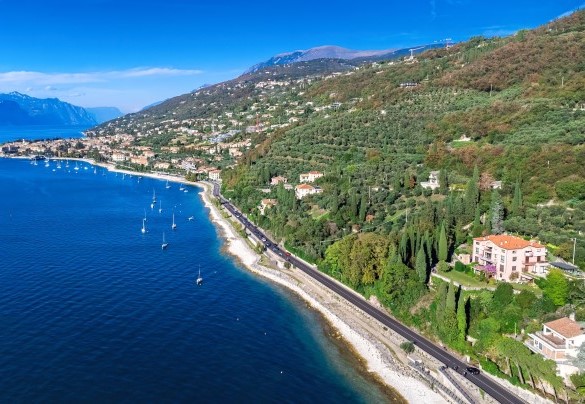 The typical, elegant and romantic landscape characteristic of the Villas on the Lake of Garda - Corazza