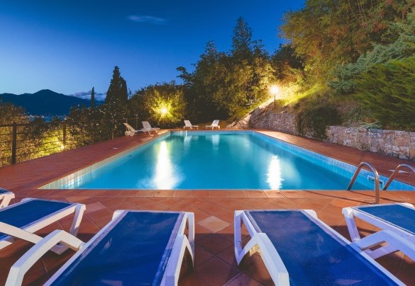 The pool, shared with other apartments of the villa, offer an splendid view over the lake - Corazza