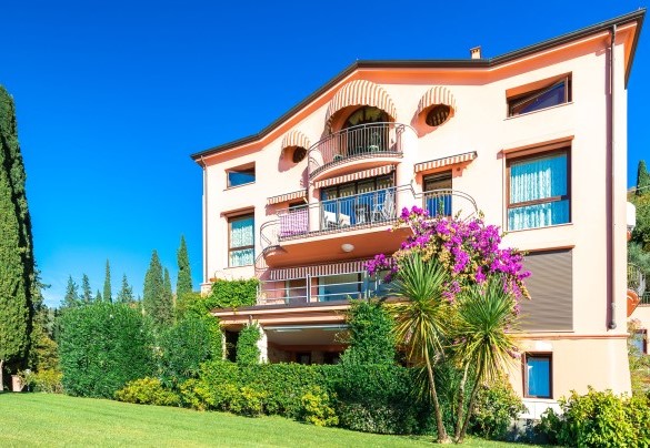 The apartment of “Villa Corazza” is immersed in a typical, elegant and romantic landscape characteristic of the Villas on the Lake of Garda - Corazza
