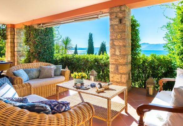  A corner of the porch is equipped with an outdoor lounge - Corazza