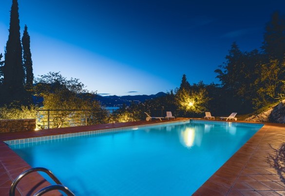 The pool, shared with other apartments of the villa, offer an splendid view over the lake - Corazza