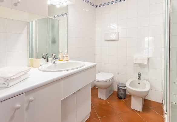 En-suite bathroom with shower - Corazza